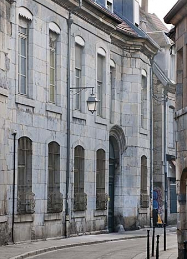Façade antérieure de l'hôtel depuis la rue : de trois quarts gauche, vue rapprochée. © Région Bourgogne-Franche-Comté, Inventaire du Patrimoine