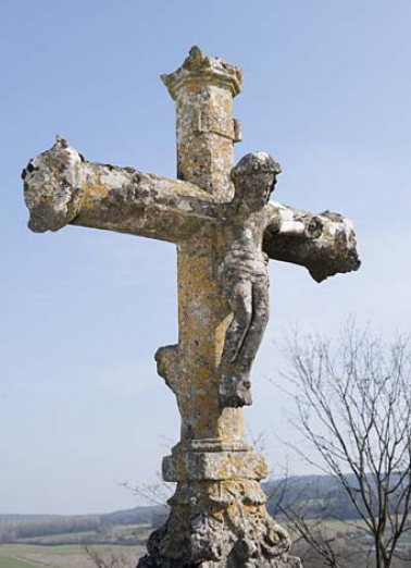 Le Christ en croix de trois quart gauche. © Région Bourgogne-Franche-Comté, Inventaire du patrimoine