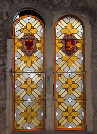 Vue générale des verrières héraldiques : armoiries de la famille de Rougemont et de la confrérie de saint Georges. © Région Bourgogne-Franche-Comté, Inventaire du patrimoine