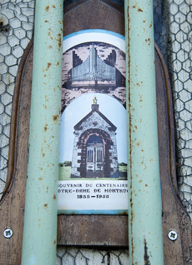 Tôle émaillée en souvenir du centenaire de la construction de la chapelle 1855-1955. © Région Bourgogne-Franche-Comté, Inventaire du patrimoine