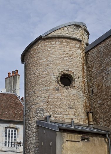 Partie droite : détail de la partie supérieure du pigeonnier depuis l'impasse. © Région Bourgogne-Franche-Comté, Inventaire du Patrimoine