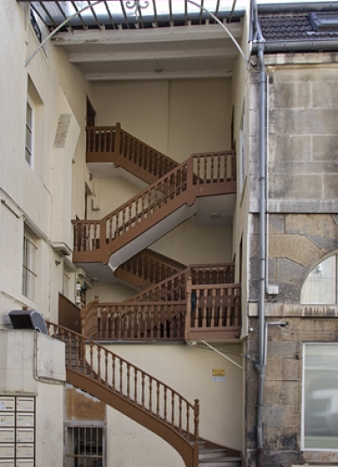 Détail de l'escalier à cage ouverte à gauche de la cour. © Région Bourgogne-Franche-Comté, Inventaire du Patrimoine