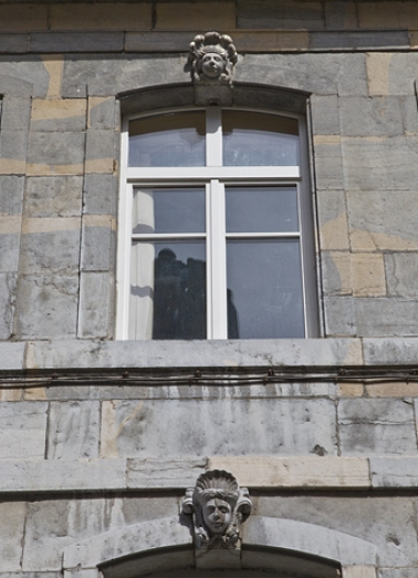 Logis principal, façade antérieure : détail d'une fenêtre du premier étage décorée d'un mascaron. © Région Bourgogne-Franche-Comté, Inventaire du Patrimoine
