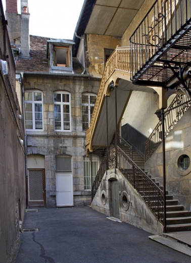 Première cour : vue d'ensemble du logis secondaire et de l'escalier à cage ouverte. © Région Bourgogne-Franche-Comté, Inventaire du Patrimoine