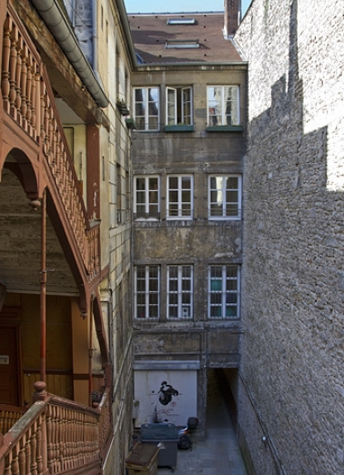 Logis principal : vue d'ensemble de la façade postérieure depuis l'escalier à cage ouverte. © Région Bourgogne-Franche-Comté, Inventaire du Patrimoine