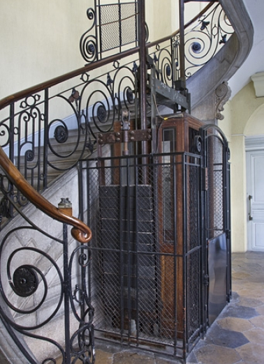 Aile droite : détail du départ de l'escalier et de l'ascenseur, vue rapprochée. © Région Bourgogne-Franche-Comté, Inventaire du Patrimoine