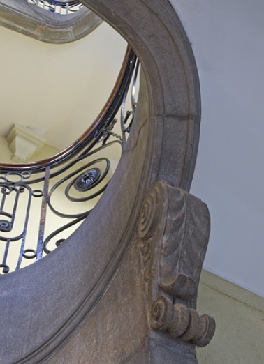 Aile droite, escalier : détail d'un modillon du limon. © Région Bourgogne-Franche-Comté, Inventaire du Patrimoine