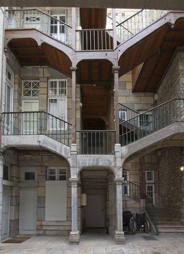 Escalier à cage ouverte sur la première cour : vue d'ensemble, de face. © Région Bourgogne-Franche-Comté, Inventaire du Patrimoine
