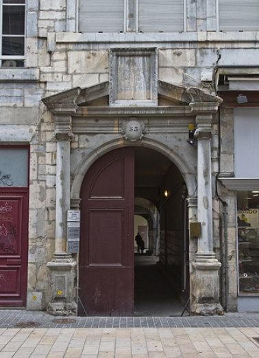 Façade antérieure du logis principal : portail d'entrée, de face. © Région Bourgogne-Franche-Comté, Inventaire du Patrimoine