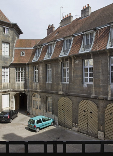 Bâtiment des remises : vue d'ensemble de trois quarts droit. © Région Bourgogne-Franche-Comté, Inventaire du Patrimoine