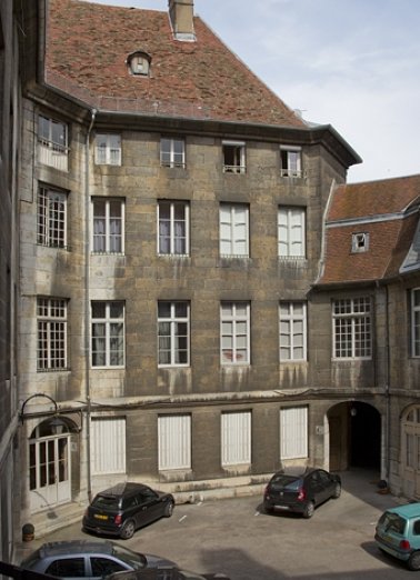 Logis principal : vue de l'aile gauche sur cour. © Région Bourgogne-Franche-Comté, Inventaire du Patrimoine