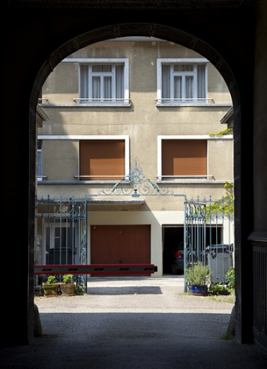 Vue de la façade de l'ancienne clinique depuis le passage cocher. © Région Bourgogne-Franche-Comté, Inventaire du Patrimoine
