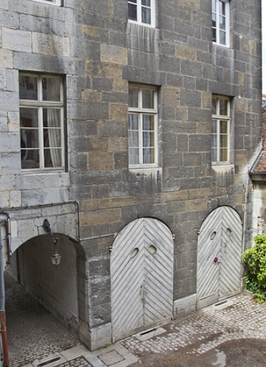 Logis principal : aile en fond de cour avec les remises au rez-de-chaussée. © Région Bourgogne-Franche-Comté, Inventaire du Patrimoine