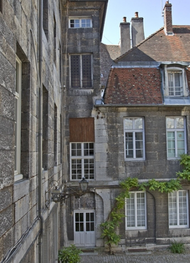 Logis principal, aile gauche sur cour contenant une partie de l'escalier dans oeuvre. © Région Bourgogne-Franche-Comté, Inventaire du Patrimoine