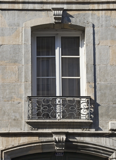 Logis principal, façade sur rue : vue d'une fenêtre et de son garde-corps en ferronnerie. © Région Bourgogne-Franche-Comté, Inventaire du Patrimoine