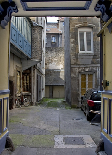 Vue d'ensemble de la première cour, depuis le passage cocher. © Région Bourgogne-Franche-Comté, Inventaire du Patrimoine