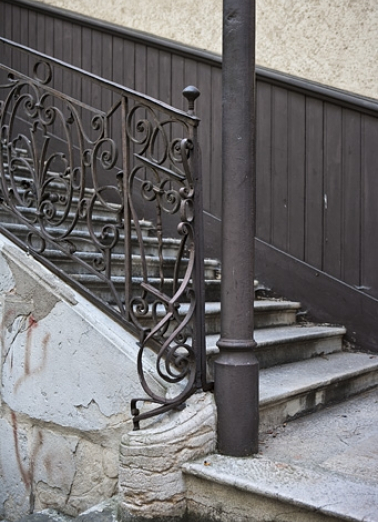 Escalier à cage ouverte sur cour : détail du départ de la volée gauche. © Région Bourgogne-Franche-Comté, Inventaire du Patrimoine