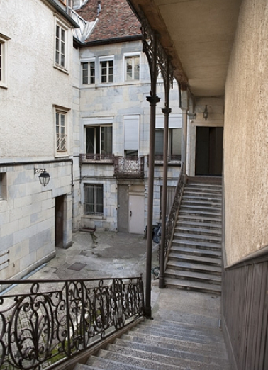 Façade postérieure du logis principal depuis l'intérieur de l'escalier à cage ouverte. © Région Bourgogne-Franche-Comté, Inventaire du Patrimoine