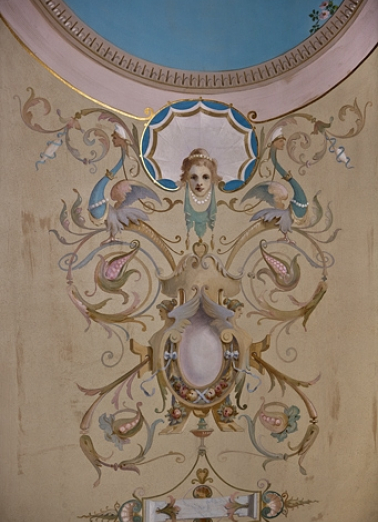 Logis principal, appartement du premier étage, grande pièce sur rue : détail d'un décor de la partie centrale du plafond. © Région Bourgogne-Franche-Comté, Inventaire du Patrimoine