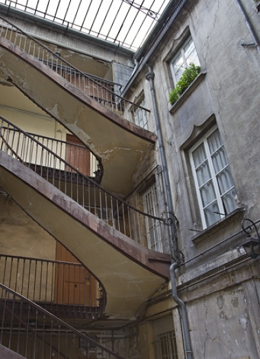 Vue d'ensemble de l'escalier à cage ouverte sur cour. © Région Bourgogne-Franche-Comté, Inventaire du Patrimoine