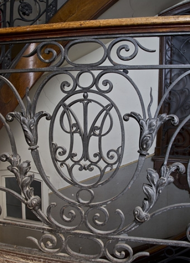 Logis principal, escalier dans oeuvre : détail du monogramme sur la rampe en ferronnerie. © Région Bourgogne-Franche-Comté, Inventaire du Patrimoine