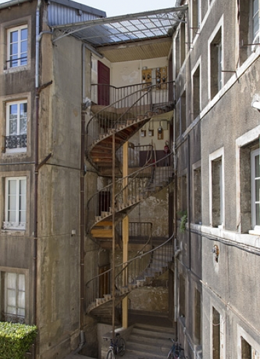 Vue d'ensemble de l'escalier à cage ouverte entre le logis secondaire droit et le logis principal. © Région Bourgogne-Franche-Comté, Inventaire du Patrimoine