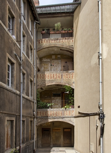 Vue d'ensemble des galeries superposées entre le logis secondaire gauche et le logis principal. © Région Bourgogne-Franche-Comté, Inventaire du Patrimoine