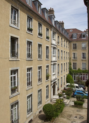 Logis secondaire gauche : vue d'ensemble de la façade antérieure, de trois quarts droit. © Région Bourgogne-Franche-Comté, Inventaire du Patrimoine