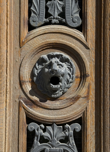 Logis secondaire gauche, porte d'entrée : décor, détail d'une tête de lion. © Région Bourgogne-Franche-Comté, Inventaire du Patrimoine