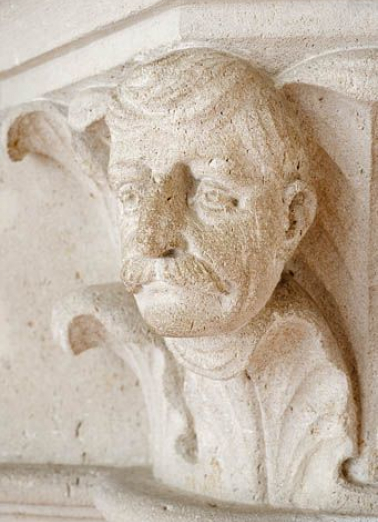 Cheminée du salon. Portrait présumé de Ferdinand Sahler. © Région Bourgogne-Franche-Comté, Inventaire du patrimoine