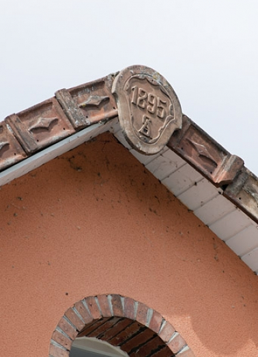 Pignon nord du bâtiment originel. Faîte du toit. © Région Bourgogne-Franche-Comté, Inventaire du patrimoine