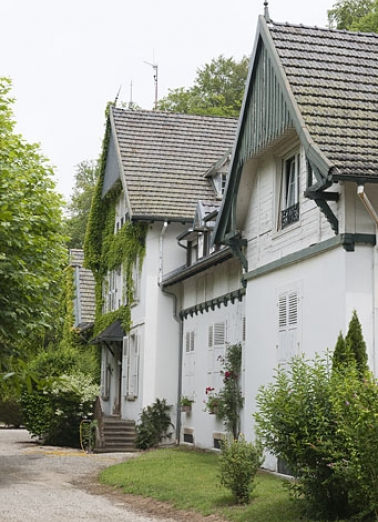 Façade antérieure vue de trois quarts. © Région Bourgogne-Franche-Comté, Inventaire du patrimoine