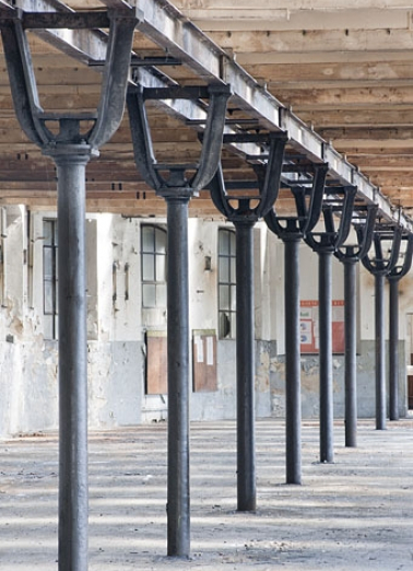 Atelier de fabrication nord. File de colonnes depuis le sud-est. © Région Bourgogne-Franche-Comté, Inventaire du patrimoine