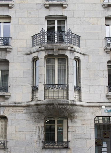 Façade latérale gauche : détail du bow-window. © Région Bourgogne-Franche-Comté, Inventaire du Patrimoine