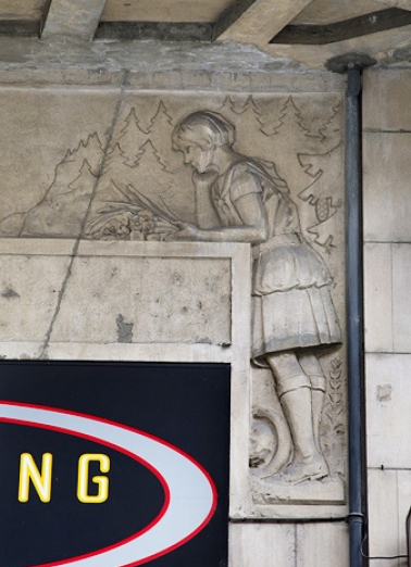 Détail du décor de l'entrée en bas-relief : la jeune fille. © Région Bourgogne-Franche-Comté, Inventaire du Patrimoine