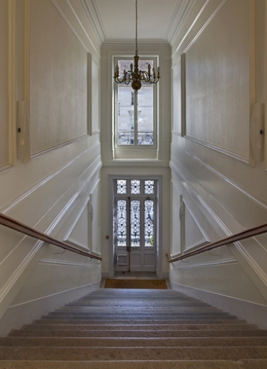 Intérieur : vue de l'escalier en direction de l'entrée. © Région Bourgogne-Franche-Comté, Inventaire du Patrimoine