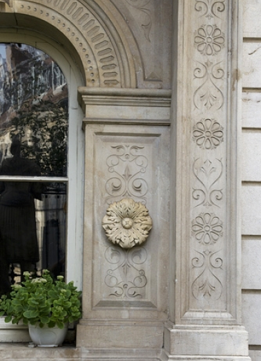 Façade d'angle, baie du rez-de-chaussée : détail du décor de l'enncadrement. © Région Bourgogne-Franche-Comté, Inventaire du Patrimoine