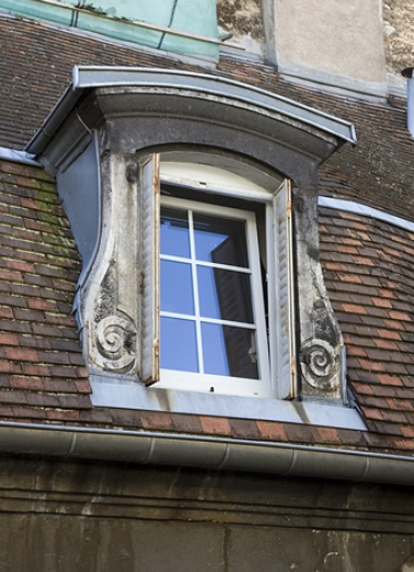 Première cour, logis principal : détail d'une lucarne, aile à droite de la cour. © Région Bourgogne-Franche-Comté, Inventaire du Patrimoine