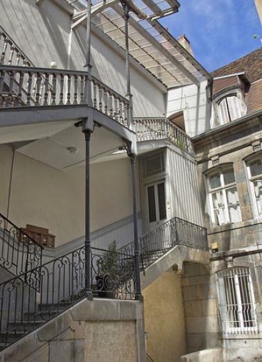 Vue d'ensemble de l'escalier à cage ouverte : de trois quarts gauche. © Région Bourgogne-Franche-Comté, Inventaire du Patrimoine