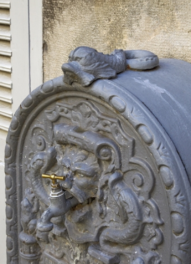 Détail de la partie supérieure de la borne fontaine située à droite de la cour, de trois quarts droit. © Région Bourgogne-Franche-Comté, Inventaire du Patrimoine