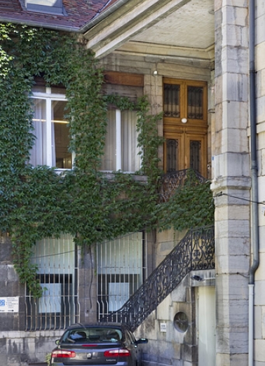 Aile droite, deuxième escalier à cage ouverte : vue d'ensemble de trois quarts droit. © Région Bourgogne-Franche-Comté, Inventaire du Patrimoine