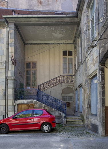 Première cour, aile droite : vue d'ensemble du premier escalier à cage ouverte, de face. © Région Bourgogne-Franche-Comté, Inventaire du Patrimoine