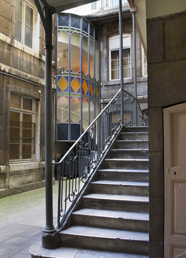 Vue du départ de l'escalier à cage ouverte depuis le fond de la première cour. © Région Bourgogne-Franche-Comté, Inventaire du Patrimoine