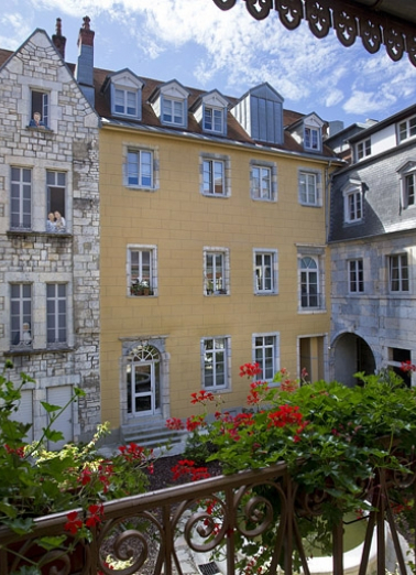 Logis principal, aile droite : façade sur cour, de trois quarts gauche. © Région Bourgogne-Franche-Comté, Inventaire du Patrimoine