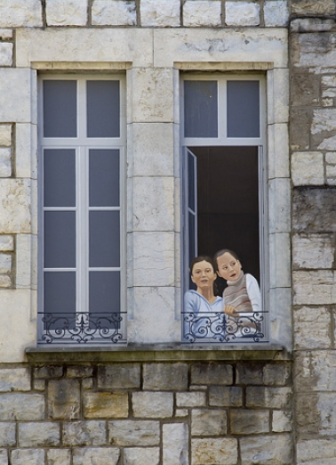 Logis principal, extrémité de l'aile droite, façade sur cour : détail des fenêtres du deuxième étage. © Région Bourgogne-Franche-Comté, Inventaire du Patrimoine