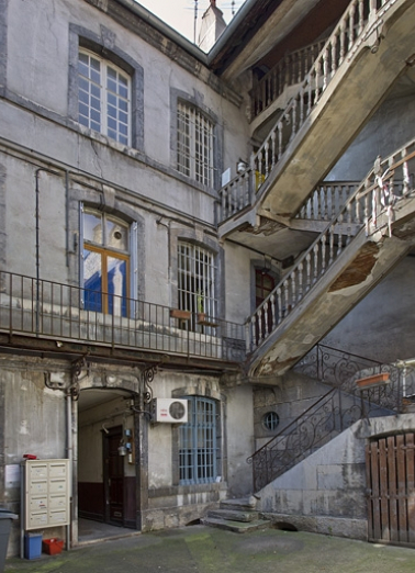 Logis principal : détail de la façade postérieure et de l'escalier à cage ouverte, de trois quarts gauche. © Région Bourgogne-Franche-Comté, Inventaire du Patrimoine