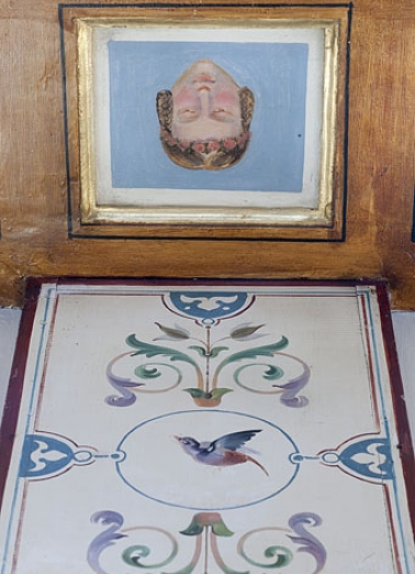 Logis principal, intérieur, salon : motifs peints dans l'encadrement d'une fenêtre, détail d'une tête. © Région Bourgogne-Franche-Comté, Inventaire du Patrimoine
