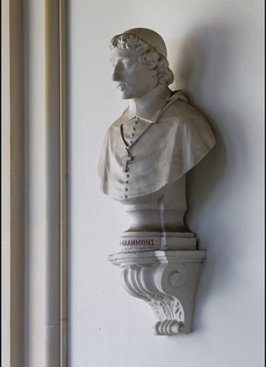 Décor de la cage d'escalier : buste d'Antoine-Pierre II de Grammont, archevêque. © Région Bourgogne-Franche-Comté, Inventaire du Patrimoine