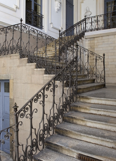 Escalier : vue d'ensemble de la rampe en ferronnerie. © Région Bourgogne-Franche-Comté, Inventaire du Patrimoine