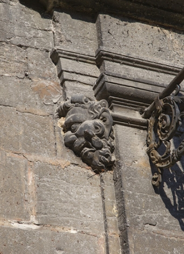 Façade antérieure, portail d'entrée : détail du mascaron gauche. © Région Bourgogne-Franche-Comté, Inventaire du Patrimoine